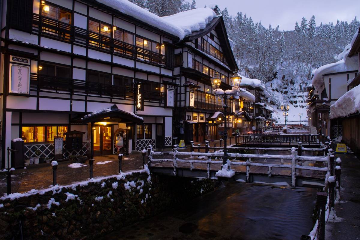 雪の銀山温泉（尾花沢市）