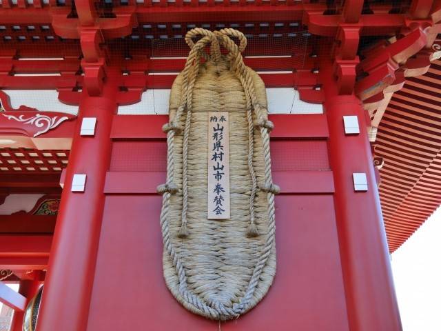 浅草寺・宝蔵門に掲げられた大わらじ。木札に「山形県村山市奉賛会」とある